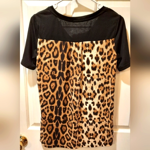 Blooming Jelly Short Sleeve V-neck Black and Animal Print Blouse size Small - Picture 6 of 10